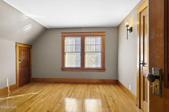 10 Crescent Avenue, Amsterdam, NY 12010