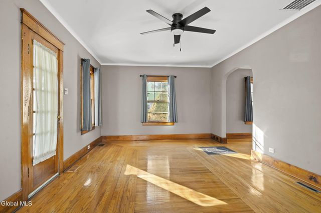 10 Crescent Avenue, Amsterdam, NY 12010