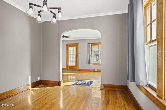 10 Crescent Avenue, Amsterdam, NY 12010