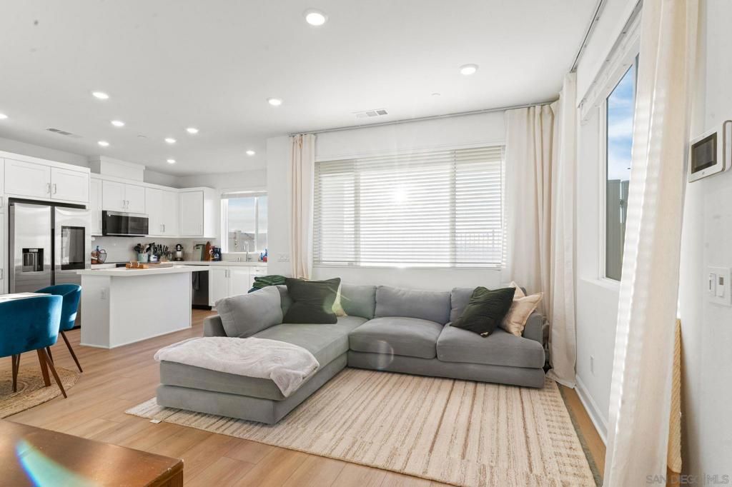 Image 3 of property listing at 2158 Tributary Dr 1, Chula Vista, CA 91913