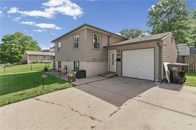 819 N Susquehanna Ridge, Independence, MO 64056