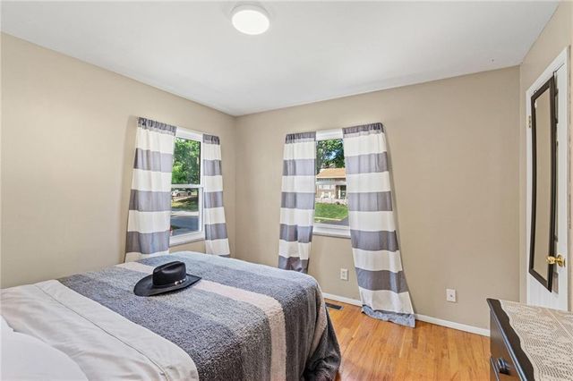 819 N Susquehanna Ridge, Independence, MO 64056