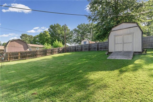 819 N Susquehanna Ridge, Independence, MO 64056