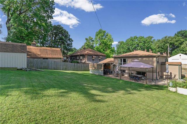 819 N Susquehanna Ridge, Independence, MO 64056