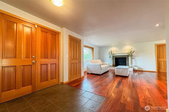 9674 Ronald Dr, Blaine, WA 98230