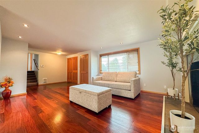 9674 Ronald Dr, Blaine, WA 98230
