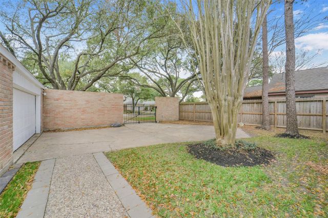 1823 Cherry Bend Drive, Houston, TX 77077