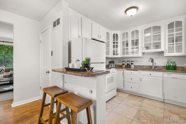 9723 Graystone Terrace, Rock Hill, MO 63119