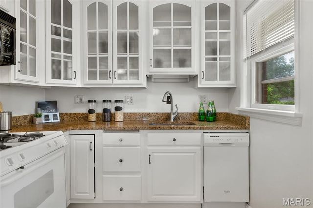 9723 Graystone Terrace, Rock Hill, MO 63119