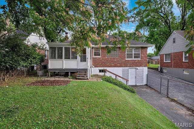 9723 Graystone Terrace, Rock Hill, MO 63119