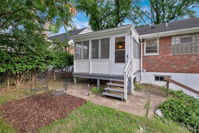 9723 Graystone Terrace, Rock Hill, MO 63119