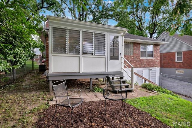 9723 Graystone Terrace, Rock Hill, MO 63119