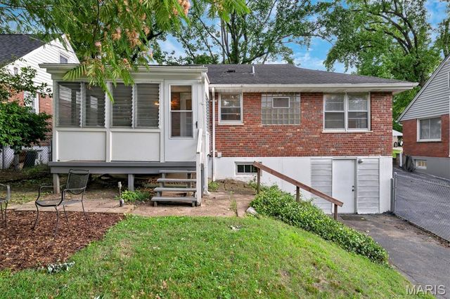 9723 Graystone Terrace, Rock Hill, MO 63119