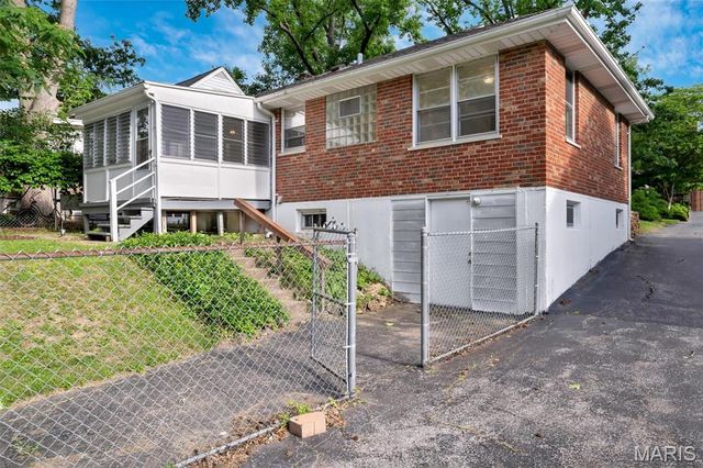 9723 Graystone Terrace, Rock Hill, MO 63119