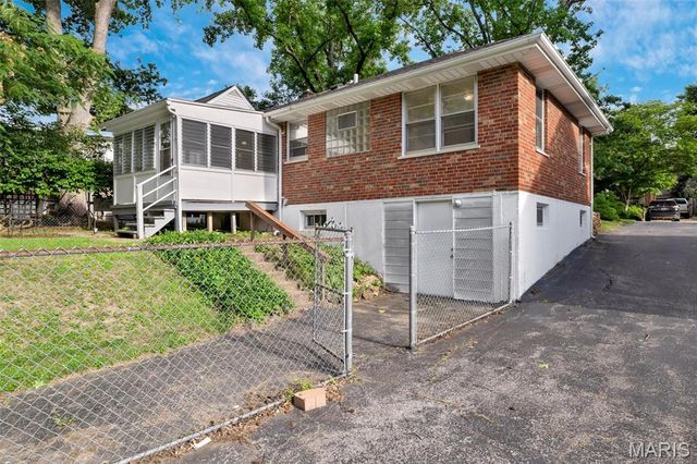 9723 Graystone Terrace, Rock Hill, MO 63119