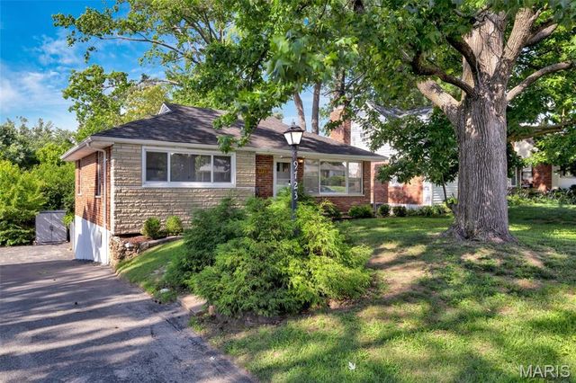9723 Graystone Terrace, Rock Hill, MO 63119