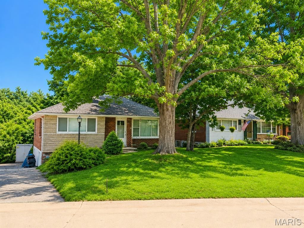 9723 Graystone Terrace, Rock Hill, MO 63119