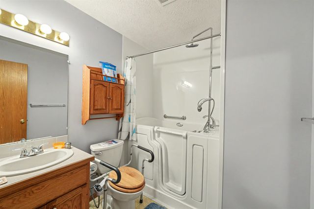 1610 Kaci Cir, Salina, KS 67401