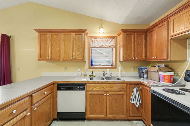 1610 Kaci Cir, Salina, KS 67401