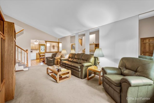 24 W Devon Avenue, Roselle, IL 60172