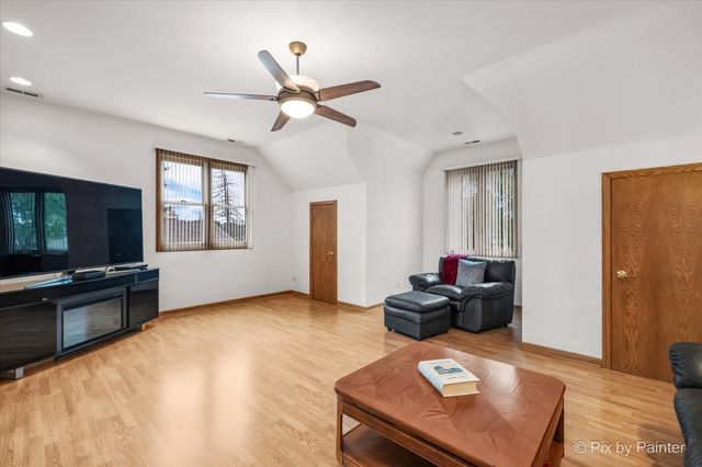 24 W Devon Avenue, Roselle, IL 60172