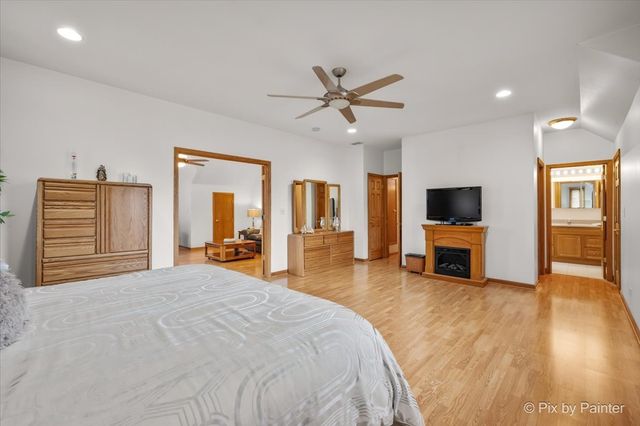 24 W Devon Avenue, Roselle, IL 60172