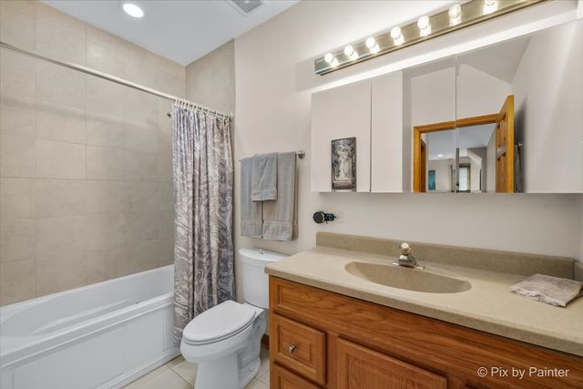 24 W Devon Avenue, Roselle, IL 60172