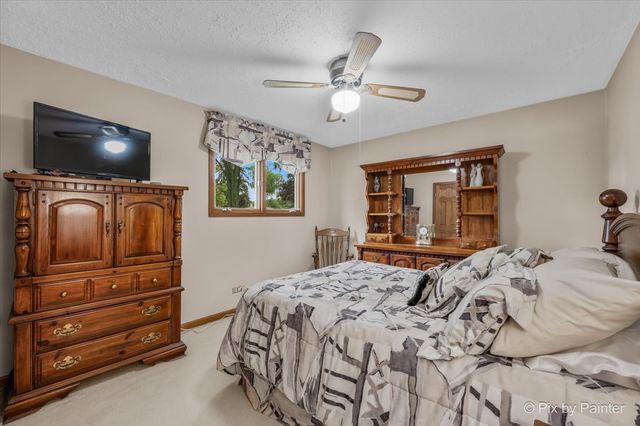 24 W Devon Avenue, Roselle, IL 60172