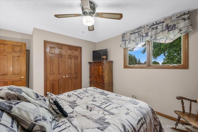 24 W Devon Avenue, Roselle, IL 60172