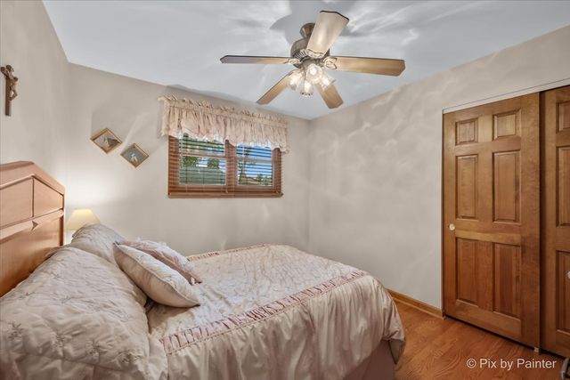 24 W Devon Avenue, Roselle, IL 60172