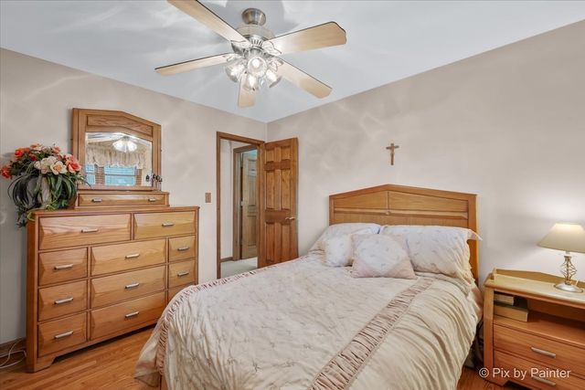 24 W Devon Avenue, Roselle, IL 60172
