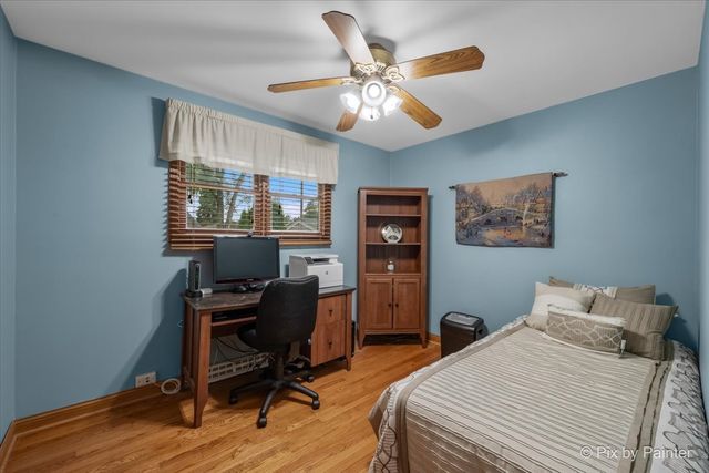 24 W Devon Avenue, Roselle, IL 60172