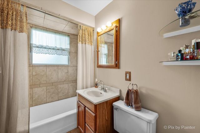 24 W Devon Avenue, Roselle, IL 60172