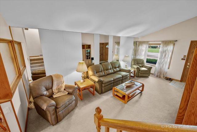 24 W Devon Avenue, Roselle, IL 60172