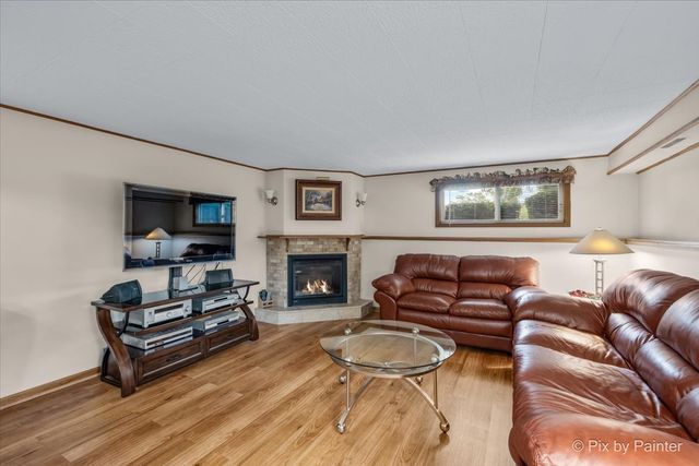 24 W Devon Avenue, Roselle, IL 60172