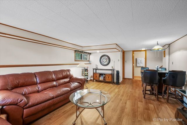 24 W Devon Avenue, Roselle, IL 60172