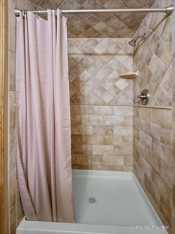 24 W Devon Avenue, Roselle, IL 60172