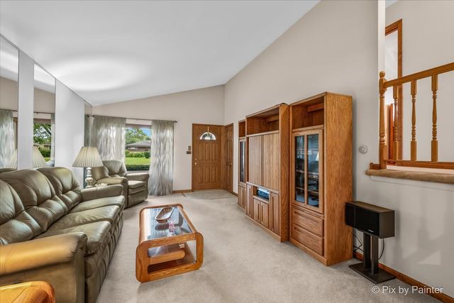 24 W Devon Avenue, Roselle, IL 60172