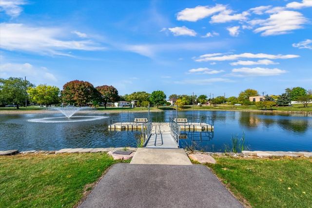 24 W Devon Avenue, Roselle, IL 60172