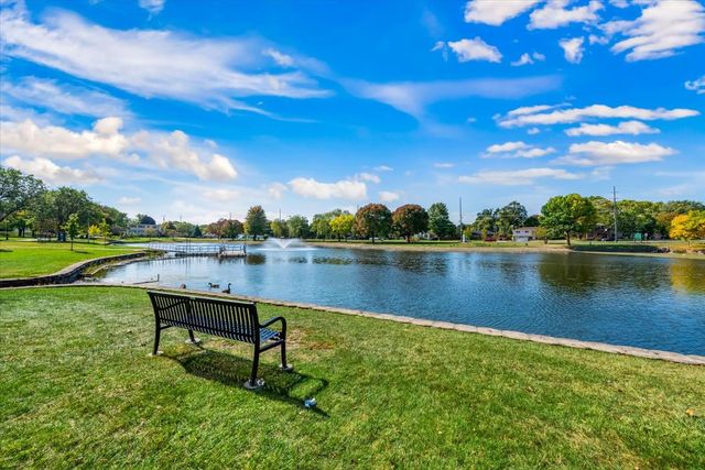 24 W Devon Avenue, Roselle, IL 60172
