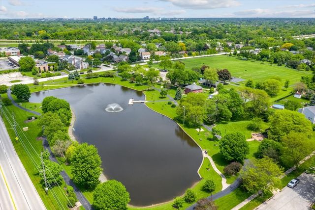 24 W Devon Avenue, Roselle, IL 60172