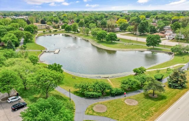 24 W Devon Avenue, Roselle, IL 60172