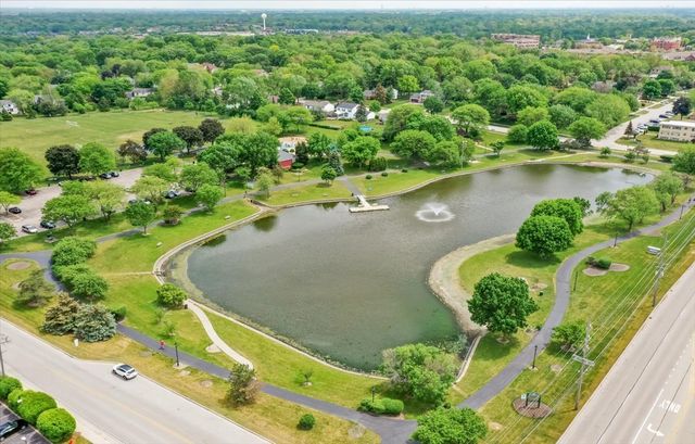 24 W Devon Avenue, Roselle, IL 60172