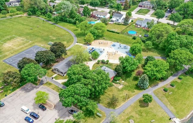 24 W Devon Avenue, Roselle, IL 60172