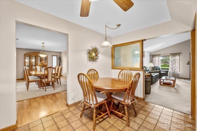 24 W Devon Avenue, Roselle, IL 60172