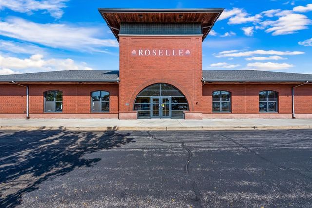 24 W Devon Avenue, Roselle, IL 60172