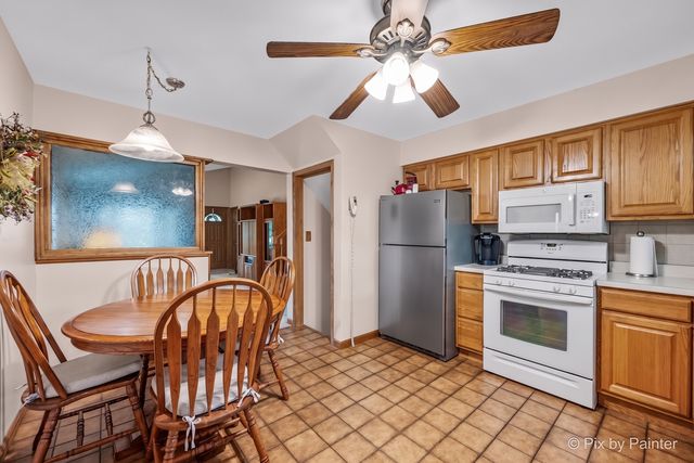 24 W Devon Avenue, Roselle, IL 60172