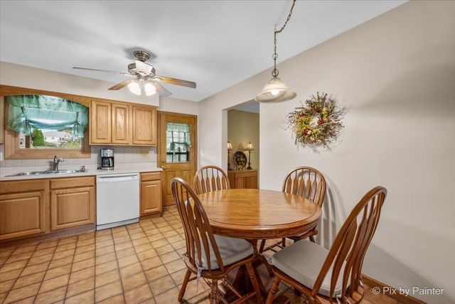 24 W Devon Avenue, Roselle, IL 60172