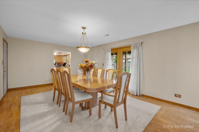 24 W Devon Avenue, Roselle, IL 60172