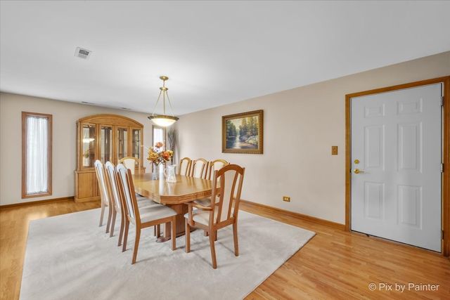 24 W Devon Avenue, Roselle, IL 60172